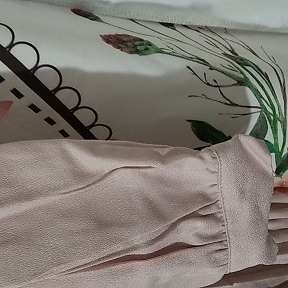 CHI CHI LONDON CURVE PLEATED DRESS - Picture 4 of 8